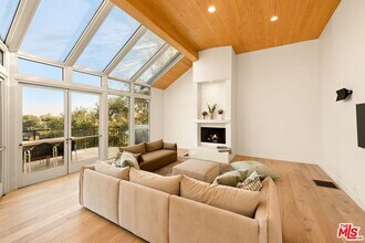 282 Bentley Cir in Los Angeles, CA - Building Photo - Building Photo