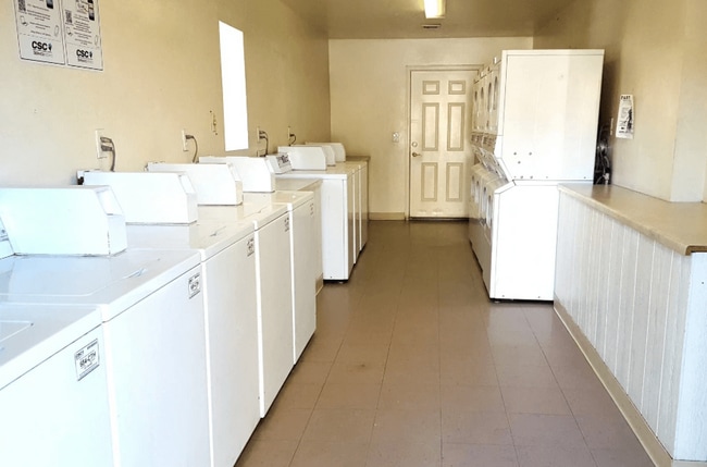 Foothills Court Apartments in Phoenix, AZ - Building Photo - Building Photo