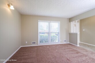 8209 Chickering Way in Louisville, KY - Building Photo - Building Photo