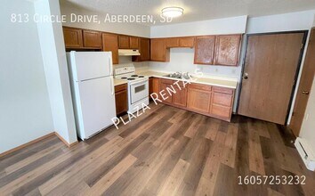 213 13th Ave E in Webster, SD - Foto de edificio - Building Photo