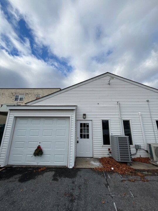 11 S Main St in Nazareth, PA - Building Photo