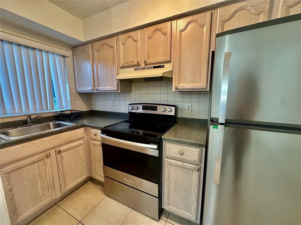 1274 NE 40th St in Oakland Park, FL - Building Photo