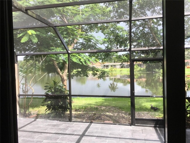 10951 N Lakeview Dr in Pembroke Pines, FL - Building Photo - Building Photo