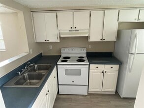 4128 Shoreline Dr in New Port Richey, FL - Building Photo - Building Photo