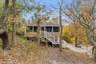 24 Cliff Way in Calverton, NY - Foto de edificio - Building Photo