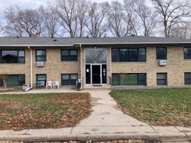 136 11th Ave N in South St. Paul, MN - Building Photo