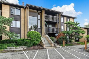 6182 Pinewood Ct in Willowbrook, IL - Building Photo