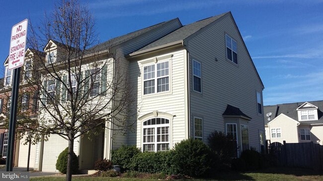 9300 Warren Falls Ln in Linton Hall, VA - Building Photo - Building Photo