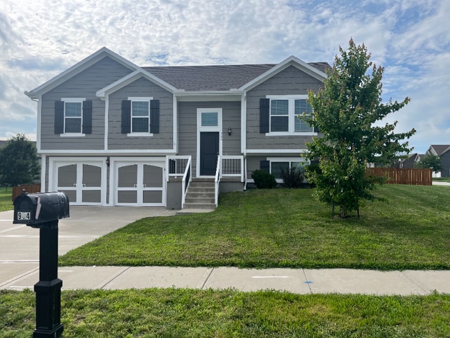 property at 904 N Cypress Cir