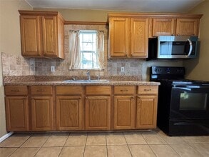 422 W Burleson St in Wharton, TX - Building Photo - Building Photo