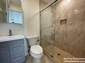 1028a Commonwealth Ave, Unit 202 in Boston, MA - Foto de edificio - Building Photo