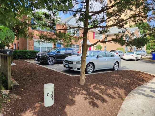 4422 S Four Mile Run Dr, Unit townhouse in Arlington, VA - Building Photo - Building Photo