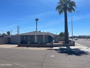 1811 N 44th St in Phoenix, AZ - Building Photo - Building Photo