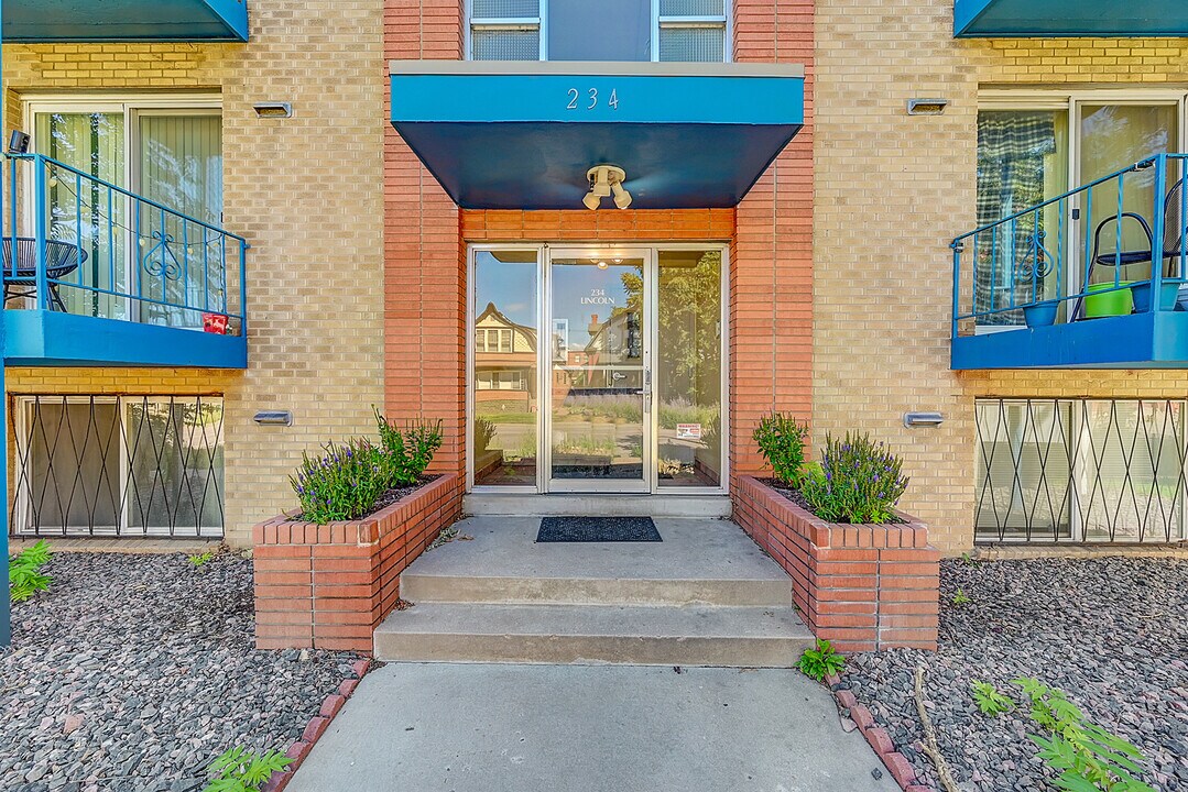 Lincoln Plaza Apartments in Denver, CO - Building Photo