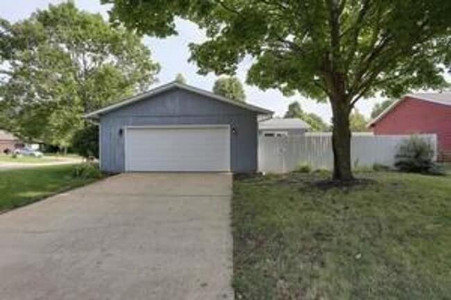 1712 Stratford Dr in Champaign, IL - Building Photo - Building Photo