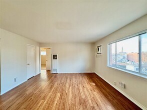 5717 McCommas Blvd in Dallas, TX - Foto de edificio - Building Photo