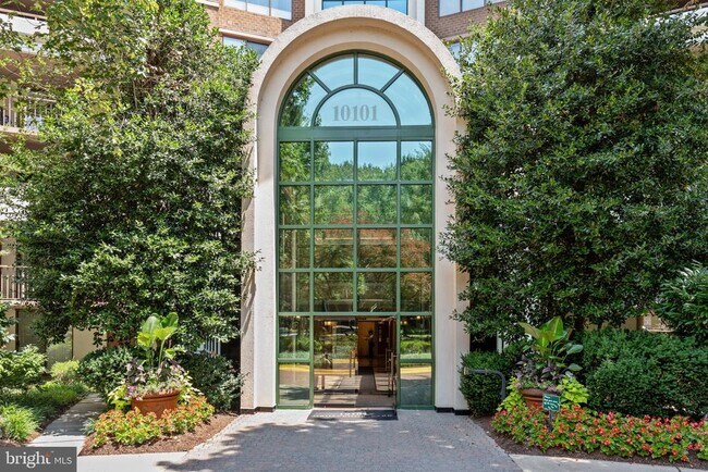 10101 Grosvenor Pl in North Bethesda, MD - Building Photo - Building Photo