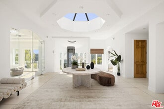 1939 Stradella Rd in Los Angeles, CA - Building Photo - Building Photo