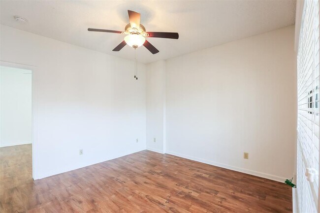 property at 912 W 22nd St