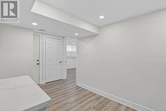105 Martin St in Bradford West Gwillimbury, ON - Building Photo - Building Photo