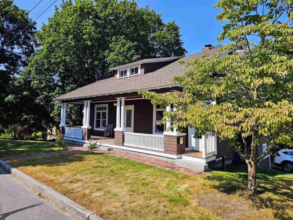 446 Milton St in Manchester, NH - Building Photo