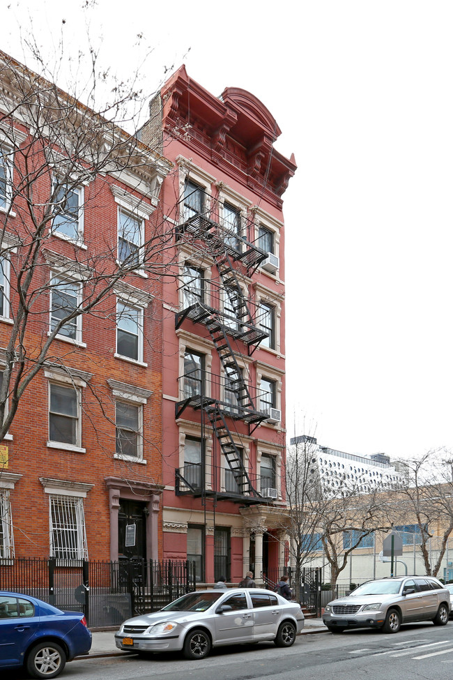 310 W 18th St in New York, NY - Building Photo - Building Photo