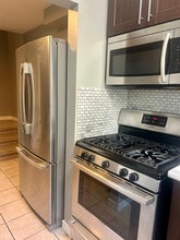 2 BED - 1 BATH - BURLINGTON - FREEHOLD TOWNHOUSE in Burlington, ON - Building Photo - Building Photo