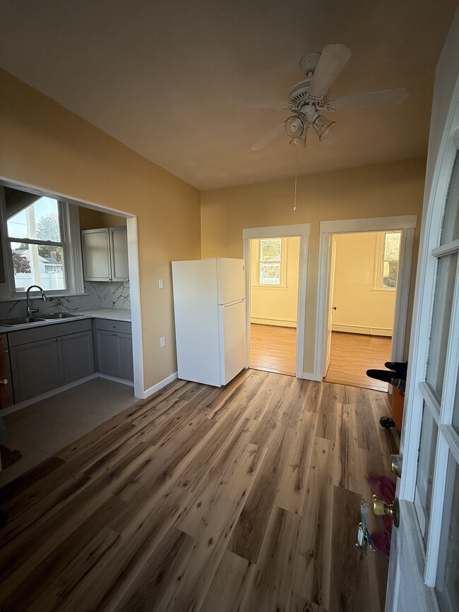 860 Mineral Spring Ave, Unit 1st floor in Pawtucket, RI - Foto de edificio - Building Photo