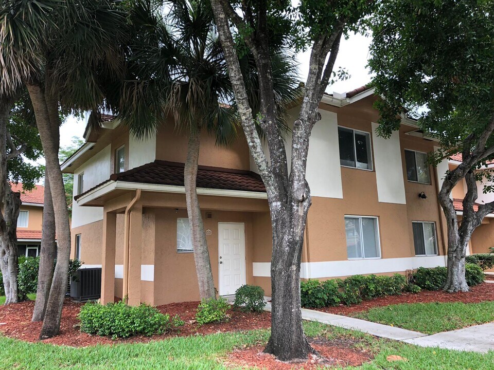 855 NW 91st Terrace in Plantation, FL - Building Photo