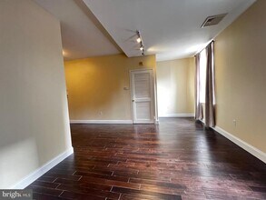 443 Fairmount Ave in Philadelphia, PA - Building Photo - Building Photo