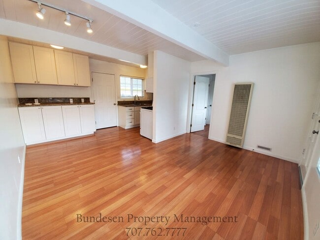 104 Kent St in Petaluma, CA - Building Photo - Building Photo