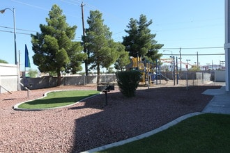 Cape Cod Village Apartments in Las Vegas, NV - Building Photo - Building Photo