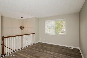 7411 Autumn Bent Way in Crestwood, KY - Building Photo - Building Photo