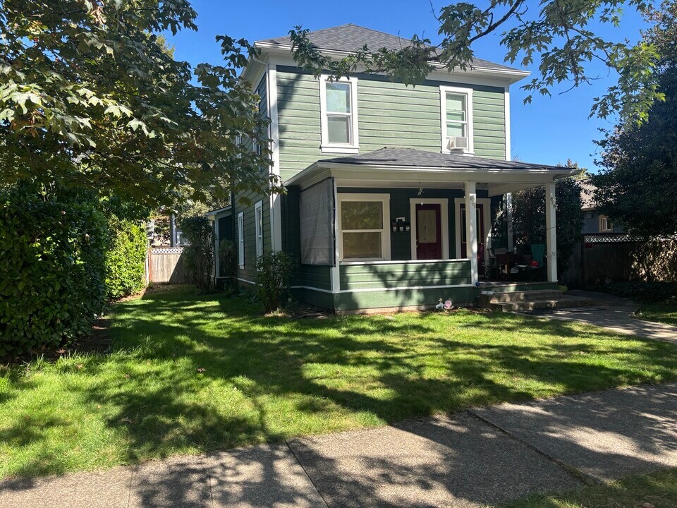 651 W 12th Ave in Eugene, OR - Foto de edificio