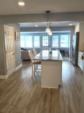 24 Logan St, Unit Unit C in Warwick, RI - Foto de edificio - Building Photo