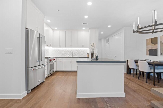 900 S 1st St in Austin, TX - Foto de edificio - Building Photo