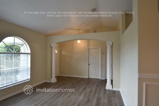 1933 SW Lennox St, Unit 204 in Port St. Lucie, FL - Foto de edificio - Building Photo