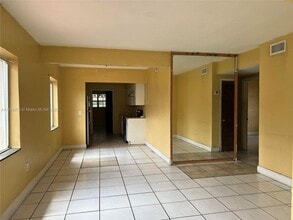 1881 NW 52nd St in Miami, FL - Foto de edificio - Building Photo