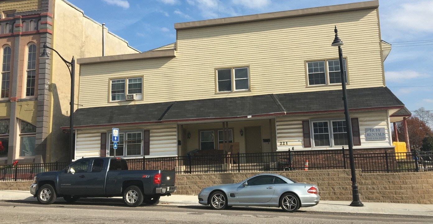221 S Washington St in Delphi, IN - Foto de edificio