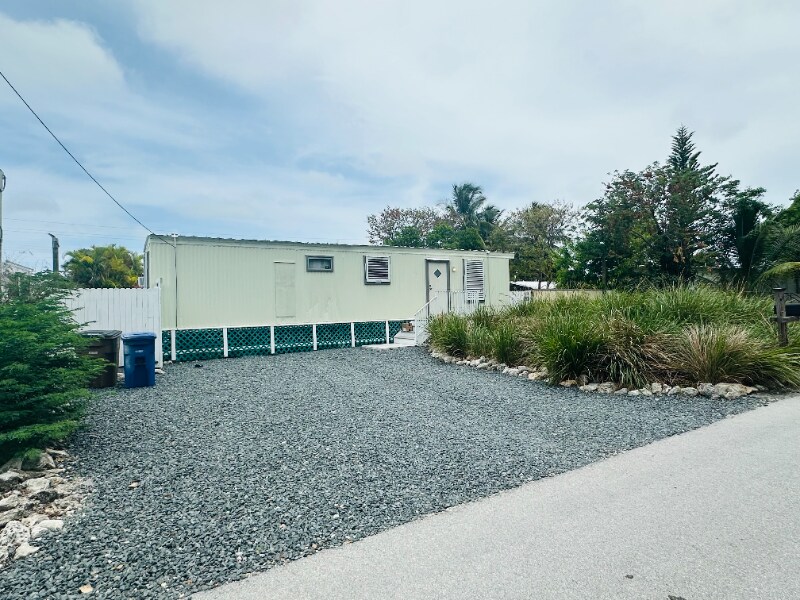 31020 Avenue B in Big Pine Key, FL - Building Photo