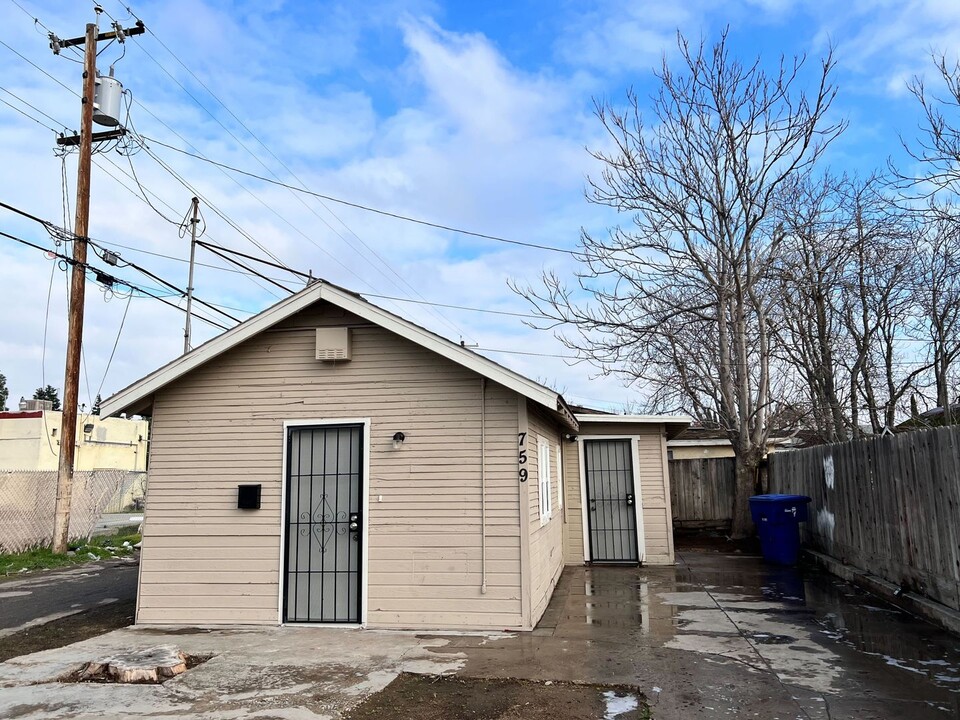 759 S Sierra Vista Ave in Fresno, CA - Building Photo