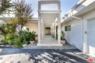 8900 Alto Cedro Dr in Beverly Hills, CA - Building Photo