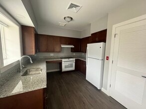 Lascana Homes in Orange, CT - Foto de edificio - Building Photo