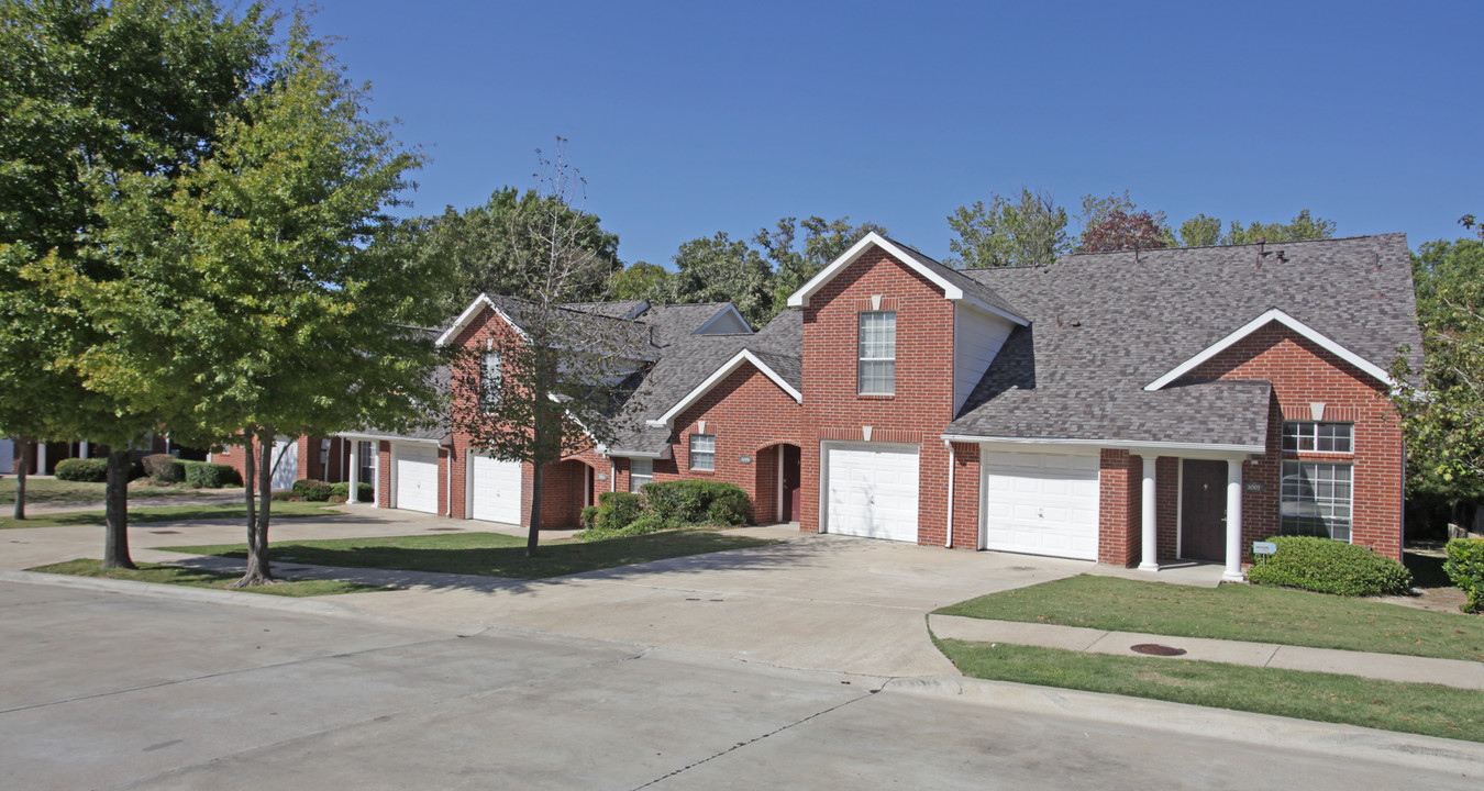 Luxar Garden Estates in Dallas, TX - Building Photo