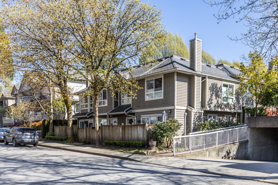 849 Tobruck Av in North Vancouver, BC - Building Photo