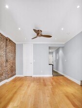 110 Bedford St, Unit 2A in New York, NY - Building Photo - Building Photo