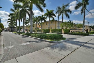 8159 W 36th Ave-Unit -4 in Hialeah, FL - Building Photo - Building Photo