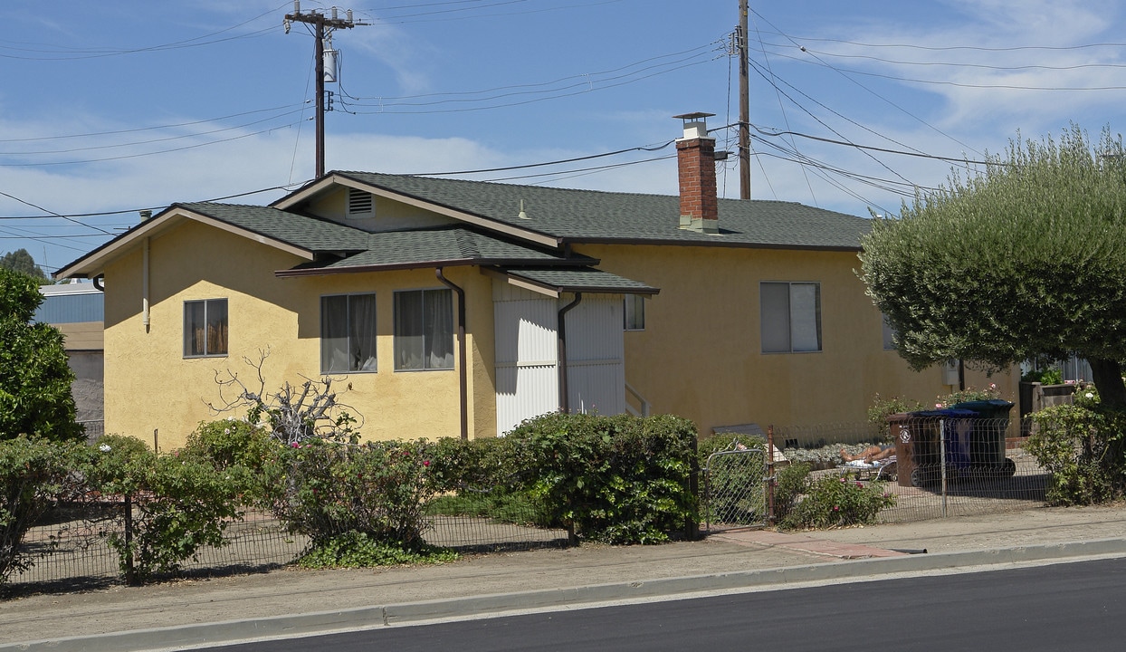 2--18 Railroad Ave in Rodeo, CA - Building Photo