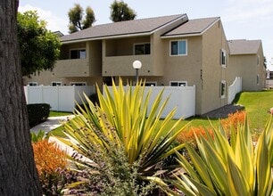 Gold Coast Apartments *First Month Free* in San Diego, CA - Foto de edificio - Building Photo