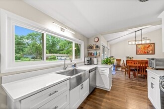 557 Edinborough Dr in Bay Village, OH - Building Photo - Building Photo